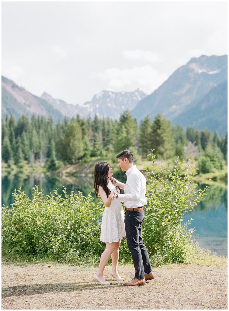 Neutral engagement outfits for fine art engagement photos in Seattle || The Ganeys