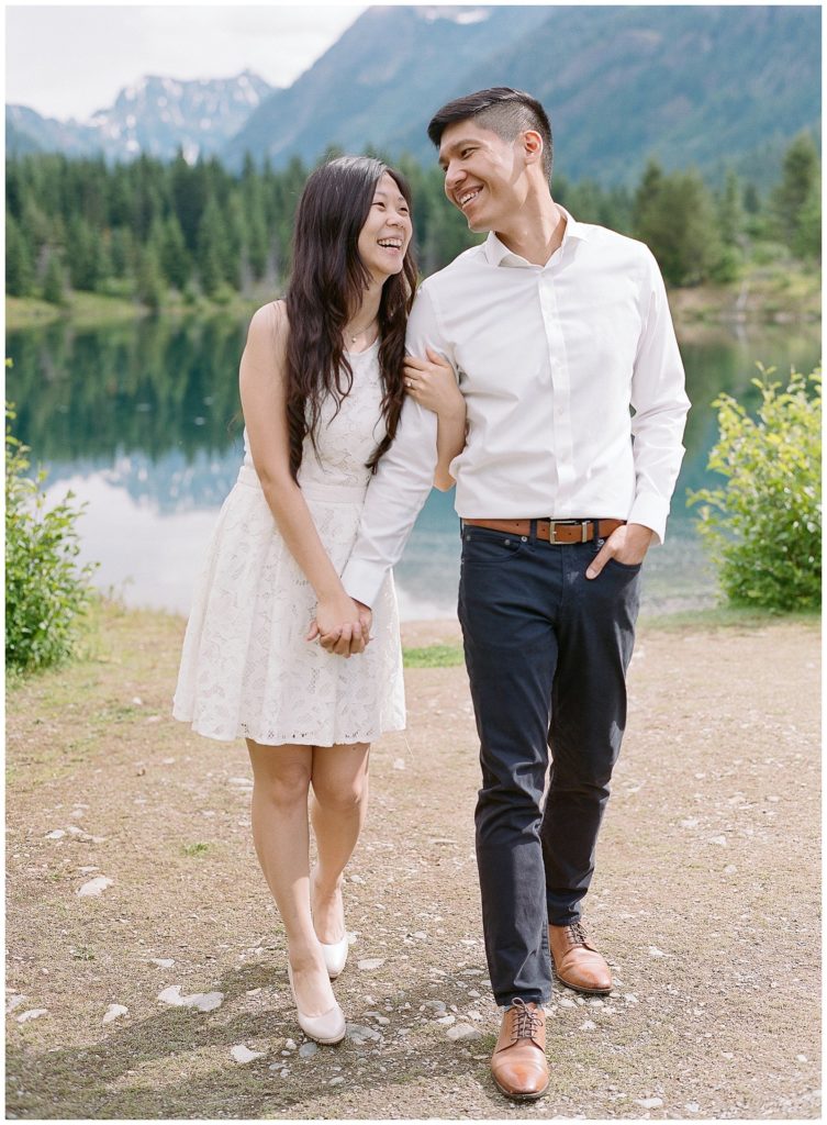 White lace dress engagement photos in Seattle || The Ganeys