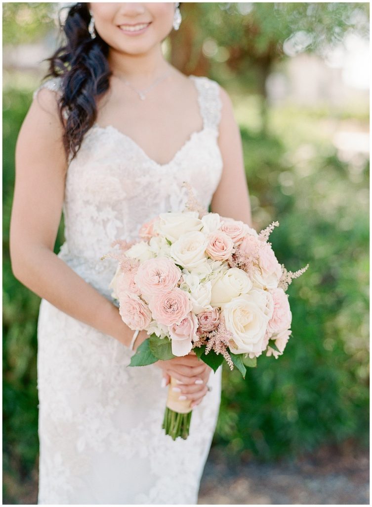 Blush and white bouquet with roses || The Ganeys