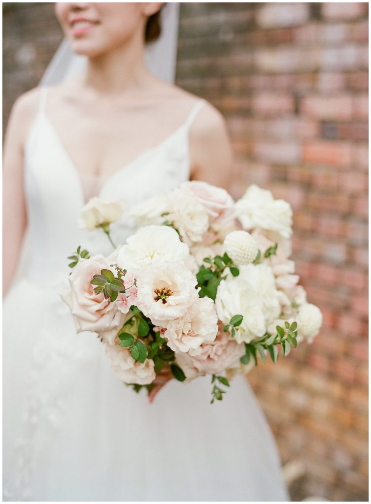 White and blush bouquet by Gather Design Company || The Ganeys