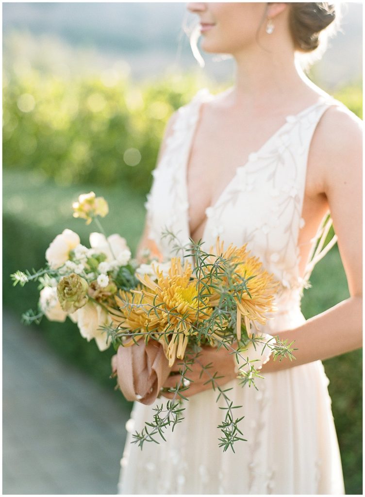 Boho bridal bouquet with ochre colors by Oak & Ash || The Ganeys