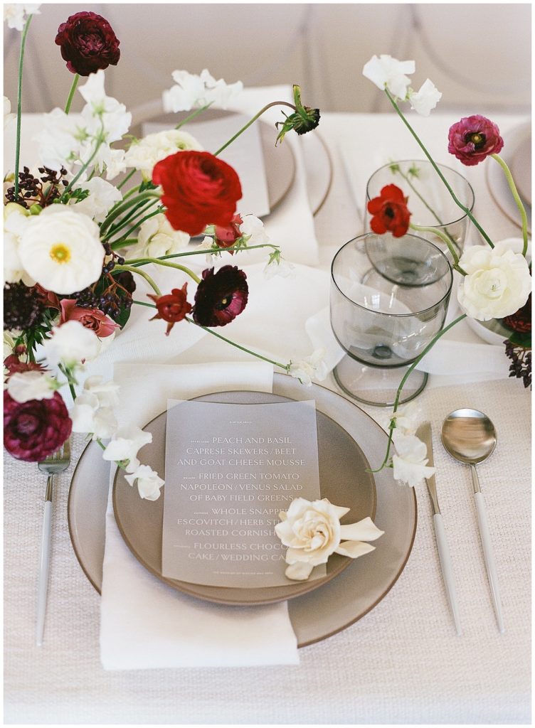 Red and white holiday wedding inspiration with vellum menus || The Ganeys