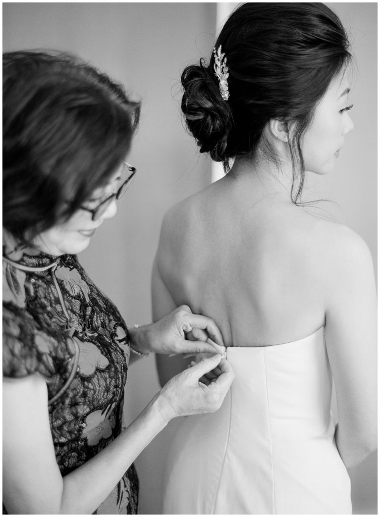Bride getting ready at Solage Calistoga || The Ganeys