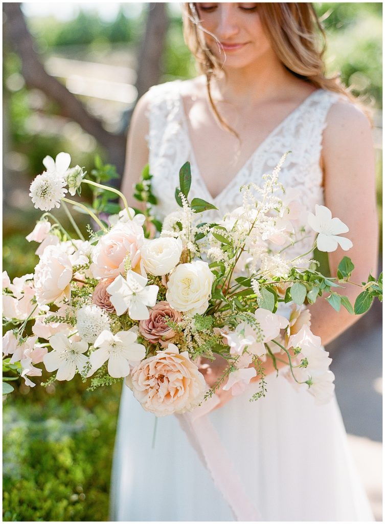 Blush and white wedding bouquet by Flower Girl Em || The Ganeys
