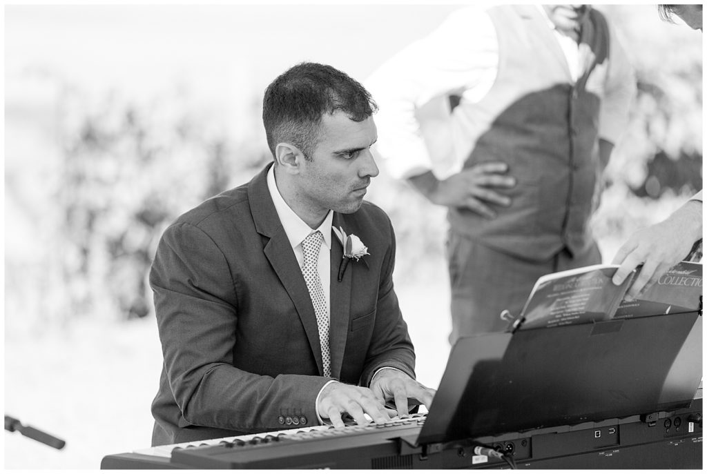 groom's brother playing piano for viansa sonoma wedding ceremony
